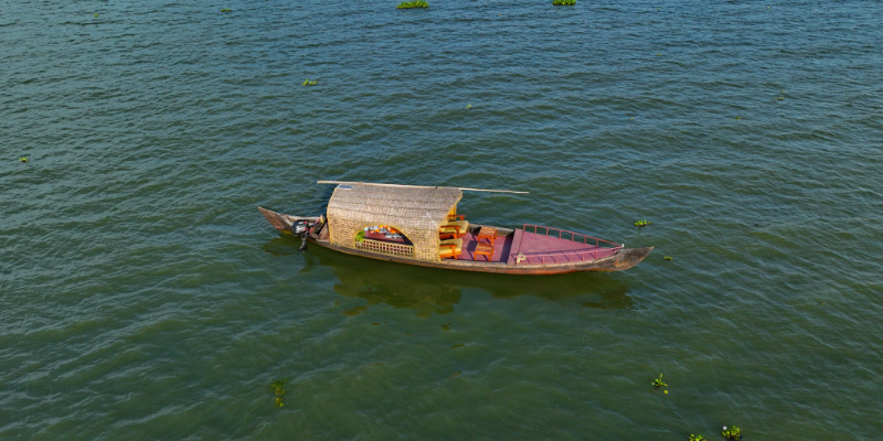 A Full Day Canoe Cruise In the Kumarakom Backwaters